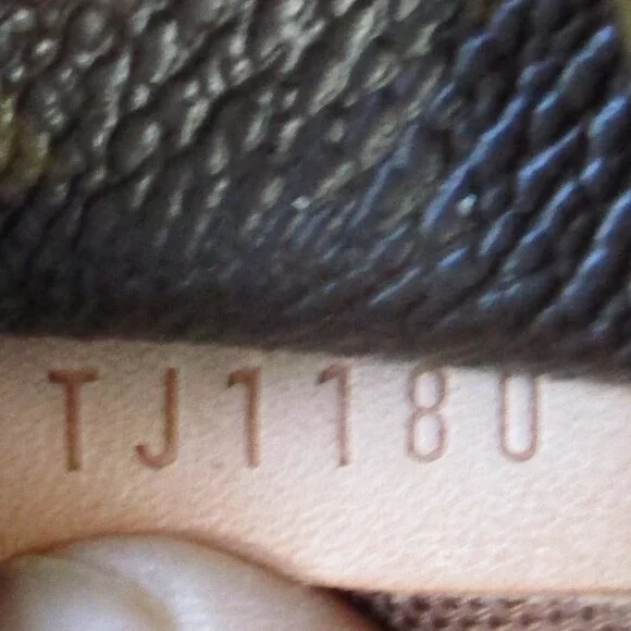 Louis Vuitton Elegant Brown Tote Bag - Picture 13 of 16